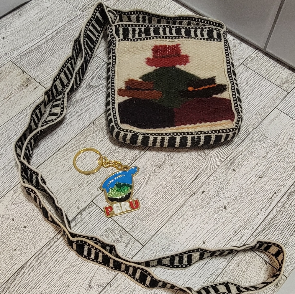 Cute Peruvian handmade purse with keychain - Picture 6 of 6